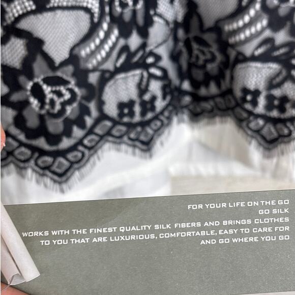 Go Silk Women’s Plus 1X White Blouse Black Lace Overlay Long Sleeve NEW Designer - Picture 4 of 7